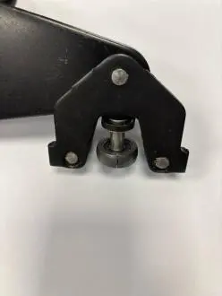 (Трещина на одном ролике)Ролик двери VIVARO, TRAFIC нижний R ролики в сборе с кронштейном Opel 4409245SORT1